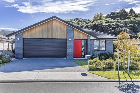 Photo of property in 14 Mooring Close, Whitby, Porirua, 5024