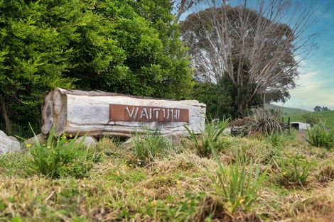 Photo of property in 13 Robertson Close, Manakau, 5583