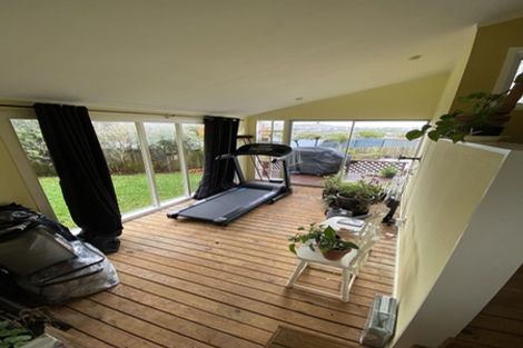 Photo of property in 12 Kinapori Terrace, Newlands, Wellington, 6037