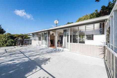 Photo of property in 16 De Val Drive, Titirangi, Auckland, 0604