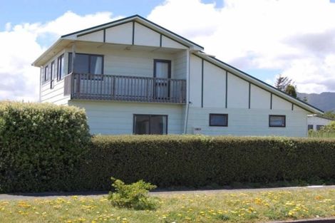 Photo of property in 13 Reeves Street, Waikanae Beach, Waikanae, 5036