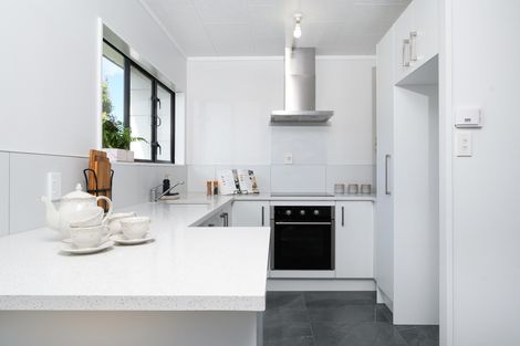 Photo of property in 39 Meadowvale Rise, Titirangi, Auckland, 0604