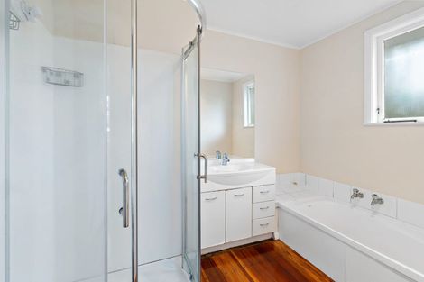 Photo of property in 6b Waikaremoana Place, Pakuranga Heights, Auckland, 2010