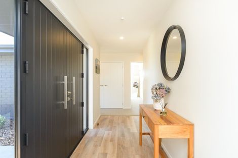 Photo of property in 48 Vaucluse Heights, Fitzherbert, Palmerston North, 4410