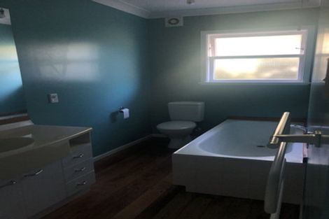 Photo of property in 3 Salford Street, Newlands, Wellington, 6037