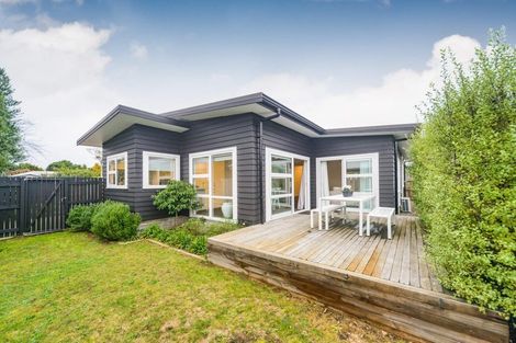 Photo of property in 2b Alton Place, Hokowhitu, Palmerston North, 4410