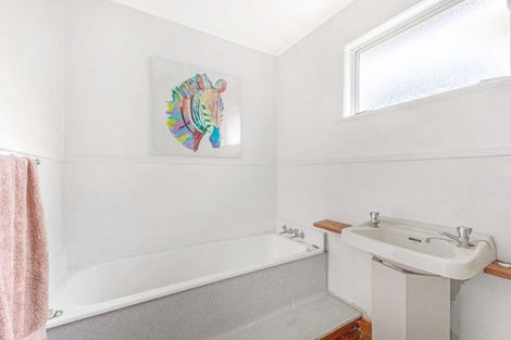 Photo of property in 37 Simons Street, Moturoa, New Plymouth, 4310