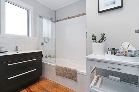 Photo of property in 1/53 Verran Road, Birkenhead, Auckland, 0626