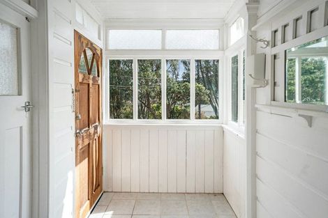 Photo of property in 18 Woburn Road, Northland, Wellington, 6012