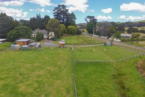 Photo of property in 32 Franklin Road, Paparoa, 0571