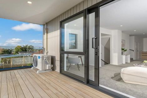 Photo of property in 2/113 Te Atatu Road, Te Atatu South, Auckland, 0610