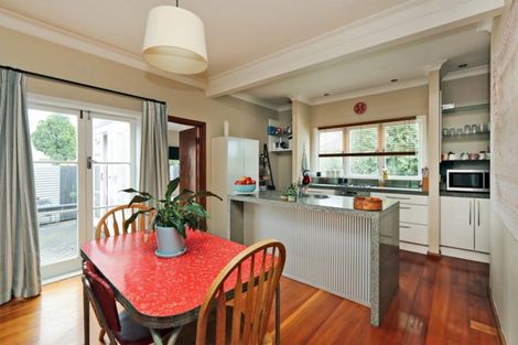 Photo of property in 100 Barden Street, Mayfair, Hastings, 4122