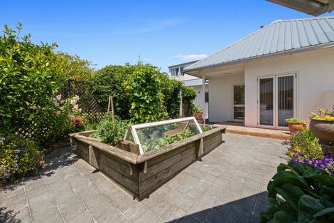 Photo of property in 3 Waiwera Place, Merrilands, New Plymouth, 4312