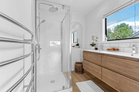 Photo of property in 12 Cleve Road, Green Bay, Auckland, 0604