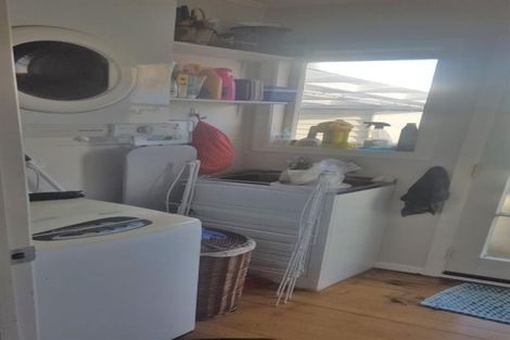 Photo of property in 1 Ward Crescent, Te Atatu Peninsula, Auckland, 0610