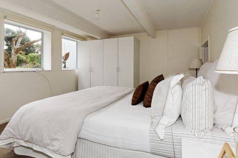 Photo of property in 27 Opou Road, Titirangi, Auckland, 0604