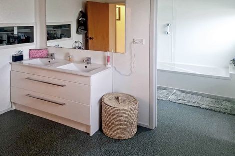 Photo of property in 25 Pyle Road West, One Tree Point, 0118