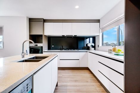 Photo of property in 2 Meritage Lane, Te Atatu South, Auckland, 0610