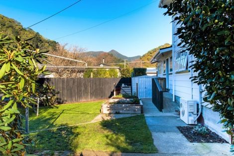 Photo of property in 42a Devon Street, Picton, 7220