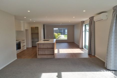 Photo of property in 35 Lumbarda Drive, Kumeu, 0810
