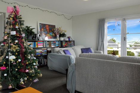 Photo of property in 34 Stewart Drive, Newlands, Wellington, 6037