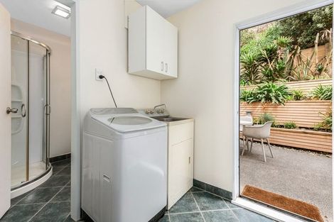 Photo of property in 2/418 Queens Drive, Lyall Bay, Wellington, 6022
