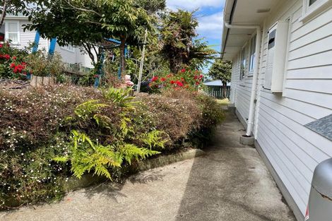 Photo of property in 16 Turville Crescent, Newlands, Wellington, 6037