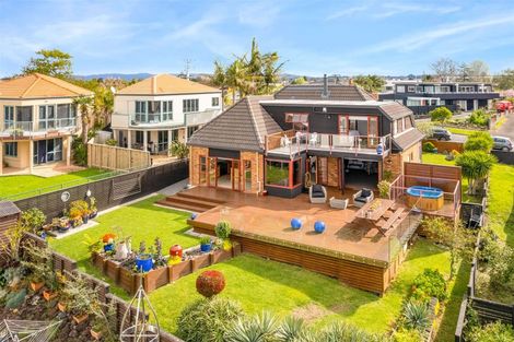 Photo of property in 124 Beach Road, Te Atatu Peninsula, Auckland, 0610