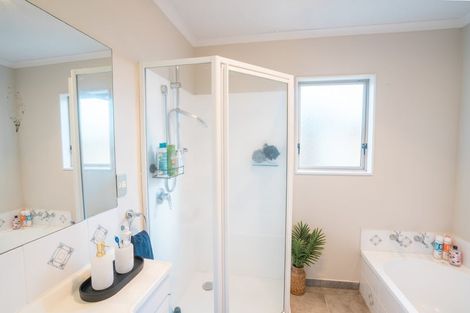 Photo of property in 10 Fernlea Avenue, Kelvin Grove, Palmerston North, 4414