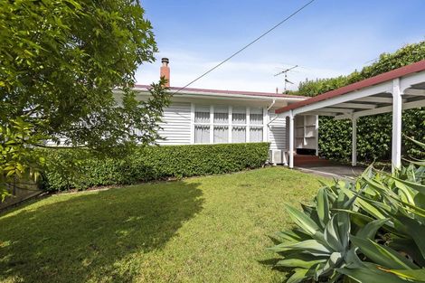 Photo of property in 1/60 Hillcrest Avenue, Hillcrest, Auckland, 0627