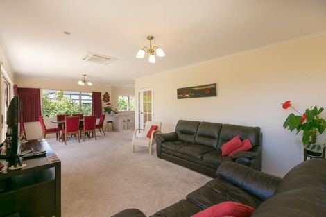Photo of property in 12 Sequoia Grove, Merrilands, New Plymouth, 4312