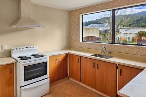 Photo of property in 343 Wellington Road, Wainuiomata, Lower Hutt, 5014