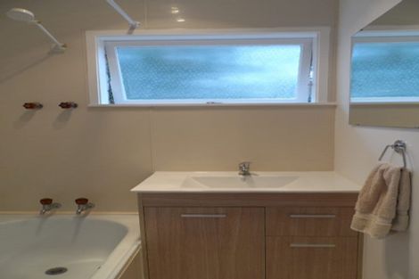 Photo of property in 2/60 Ayton Drive, Totara Vale, Auckland, 0629