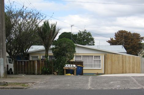 Photo of property in 23 Kelwyn Road, Kelston, Auckland, 0602
