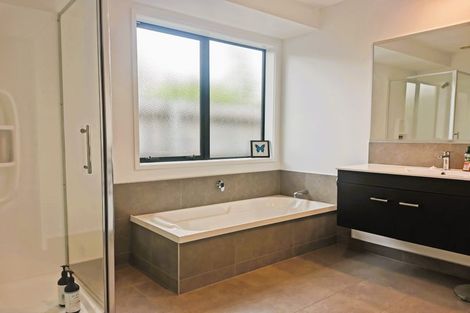 Photo of property in 16 Roto View, One Tree Point, 0118