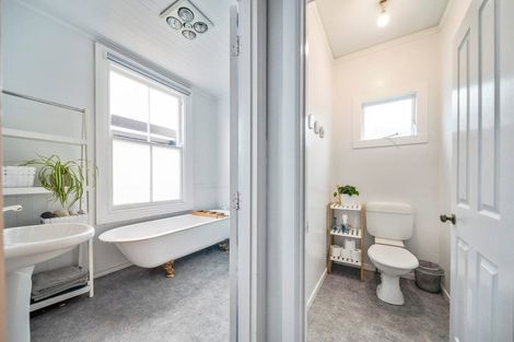 Photo of property in 8 Morley Street, New Plymouth, 4310