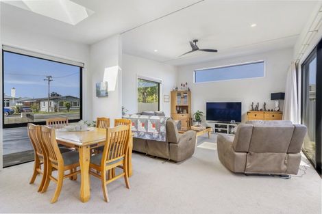 Photo of property in 42 Mary Street, Winton, 9720