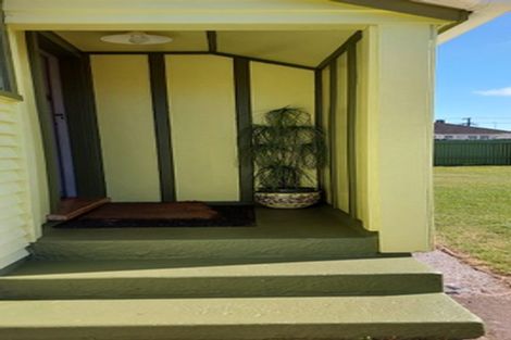 Photo of property in 24 Railway Street, Eltham, 4322