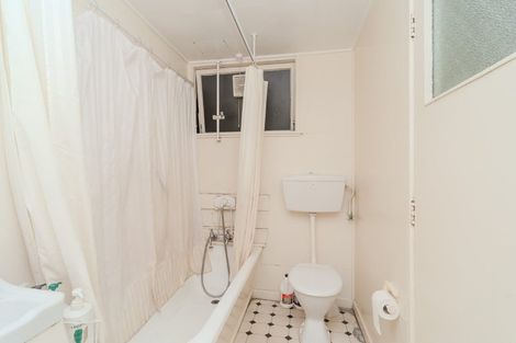 Photo of property in Westgate Flats, 4/36 Queen Street, Mount Victoria, Wellington, 6011