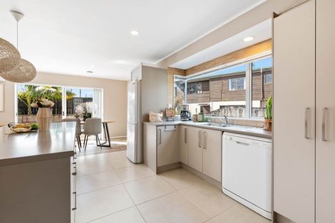 Photo of property in 2/21 Lochend Place, Highland Park, Auckland, 2010