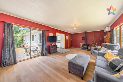 Photo of property in 5 Wood Street, Wainuiomata, Lower Hutt, 5014