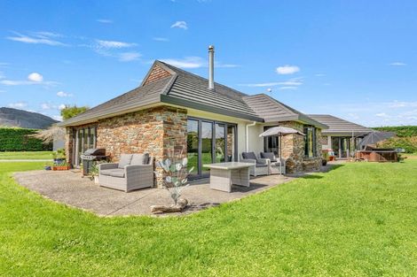 Photo of property in 27 Pohutukawa Drive, Levin, 5571