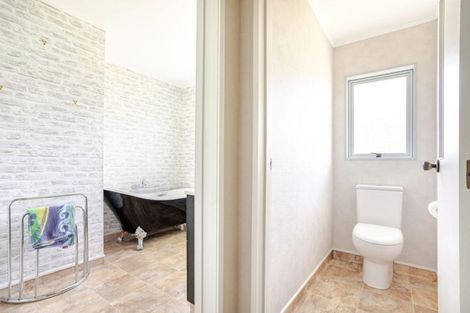 Photo of property in 208 Adelaide Road, Dannevirke, 4930