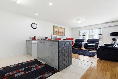 Photo of property in 2/124 Stancombe Road, Flat Bush, Auckland, 2016