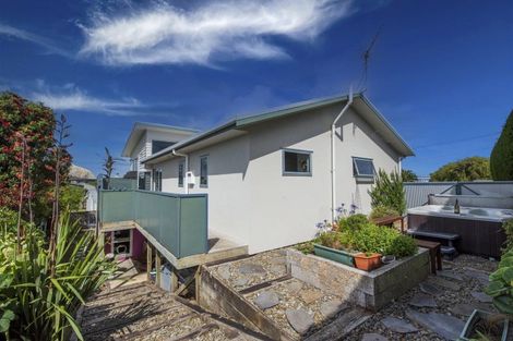 Photo of property in 18 Robbie Street, Foxton Beach, Foxton, 4815