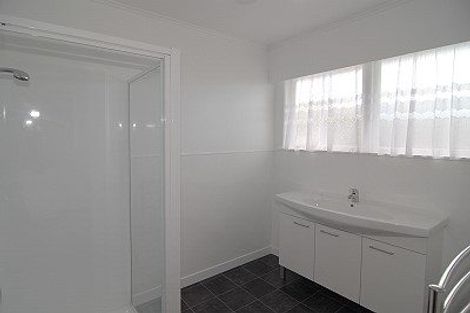 Photo of property in 2/210 Sunnynook Road, Totara Vale, Auckland, 0627