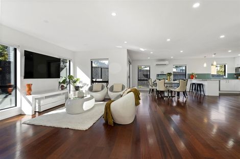 Photo of property in 7a Halcombe Place, Green Bay, Auckland, 0604