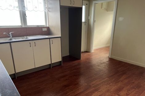 Photo of property in 57 Yeovil Road, Te Atatu Peninsula, Auckland, 0610