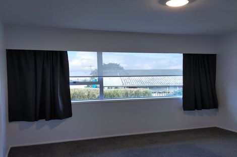 Photo of property in 3/6 Longbill Place, Glendene, Auckland, 0602