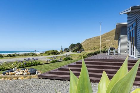 Photo of property in 68 Pourerere Road, Pourerere, Omakere, 4271